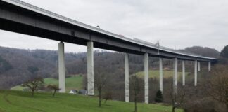 Schranke soll schwere Laster vor der Wiehltalbrücke stoppen Die Wiehltalbrücke bekommt eine Schrankenanlage. (Archivbild)