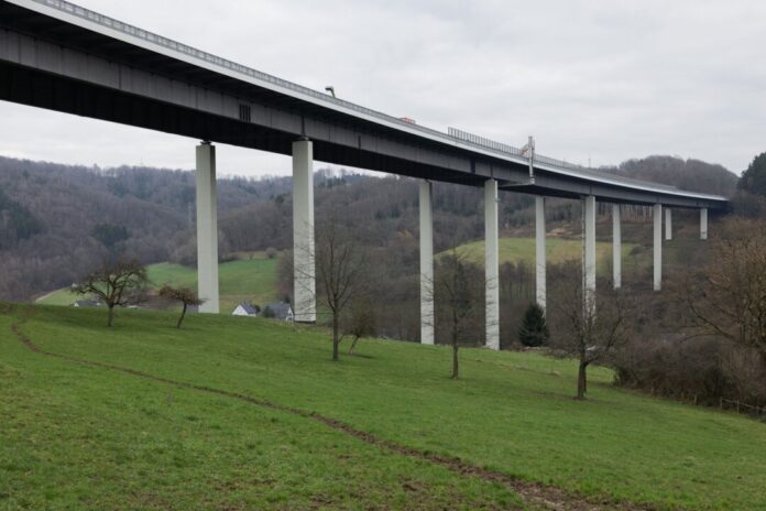 Wiehltalbrücke Die Wiehltalbrücke bekommt eine Schrankenanlage. (Archivbild)