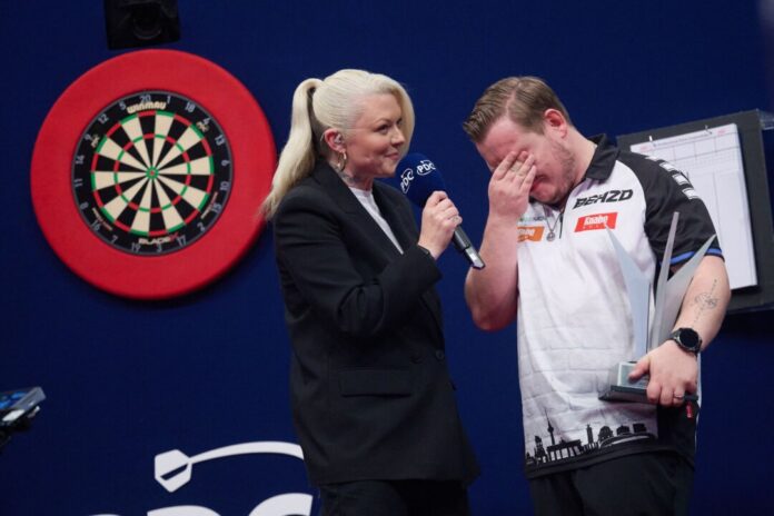Darts-EM in Dortmund Martin Schindler kämpfte nach dem Finale mit den Tränen.