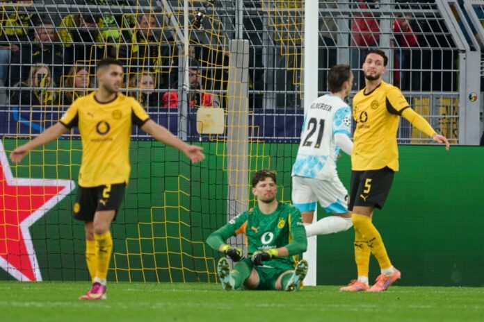 Gregor Kobel (M) In der Vorsaison holte Bodö/Glimt in Dortmund ein Unentschieden. (Archivbild)