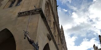 Neue Spur zum Sendschwert – Münster hofft auf Rückkehr Immer wenn Send ist in Münster, hängt das sogenannte Sendschwert am Historischen Rathaus. Seit 26 Jahren aber ist das Original verschwunden.