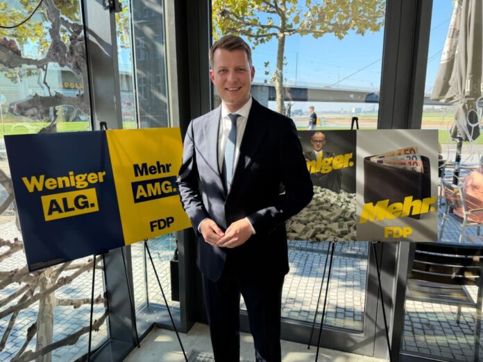 FDP geht mit einem Frühstart in die Landtagswahl Henning Höne, Landesvorsitzender der FDP in Nordrhein-Westfalen, stellt Plakatmotive vor, mit denen seine Partei in den Landtagswahlkampf starten will.