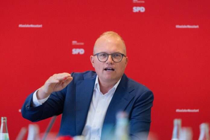 Nordrhein-Westfalens SPD-Fraktionschef Ott Den Sozialdemokraten Jochen Ott stimmt der Bas-Rücktritt nachdenklich. (Archivbild)