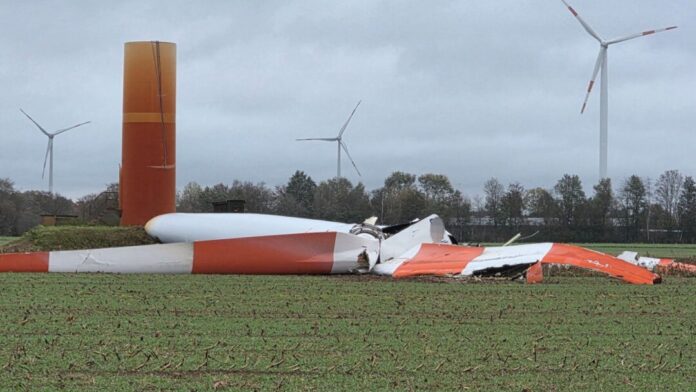 Sturmtief «Luise» sorgt für zahlreiche Einsätze in NRW Bei Weeze im Kreis Kleve knickte ein Windrad um und stürzte auf ein Feld. Verletzte gab es nicht.