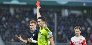Dank Undav: VfB Stuttgart im Pokal weiter Paderborns Laurin Curda sah noch vor der Pause die Rote Karte.
