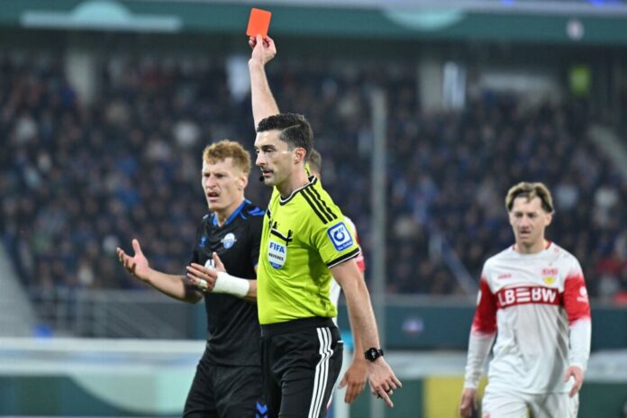 SC Paderborn 07 - VfB Stuttgart Paderborns Laurin Curda sah noch vor der Pause die Rote Karte.