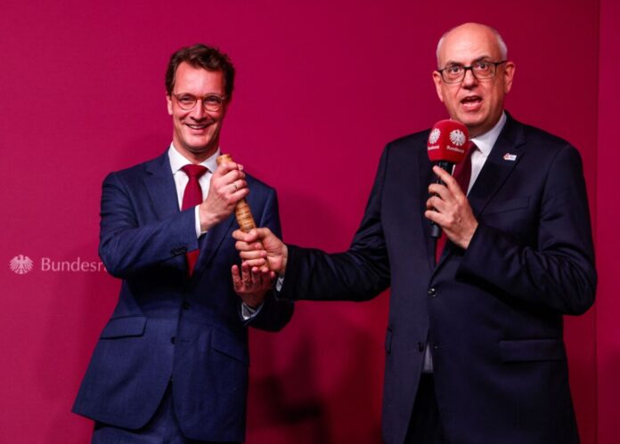 Tag der Deutschen Einheit 2026 in Bremen Nordrhein-Westfalens Ministerpräsident Hendrik Wüst (CDU) nahm den Staffelstab zur Bundesratspräsidentschaft von Bremens Regierungschef Andreas Bovenschulte (SPD) entgegen.
