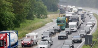 Herbstferien in NRW: So umgehen Autofahrer hohe Spritpreise Der ADAC rechnet zu Beginn der Herbstferien vor allem am Freitagnachmittag mit Staus. (Archivbild)