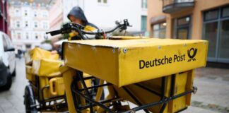 Plus 20 Prozent: Porto kann so stark steigen wie noch nie Eine Postbotin bei der Arbeit.