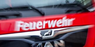 Decke in Wuppertaler Mehrfamilienhaus eingestürzt Die Polizei musste die Bewohner mit einer Drehleiter retten (Symbolbild).