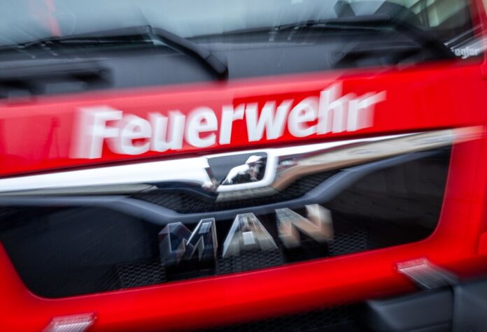 Feuerwehr Die Polizei musste die Bewohner mit einer Drehleiter retten (Symbolbild).