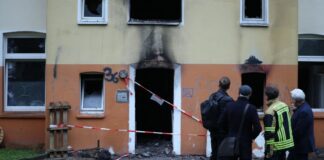 Treppenhaus brennt: Wohnung in Bochum wird zur Todesfalle Das stark beschädigte Mehrfamilienhaus nach dem Feuer in Bochum
