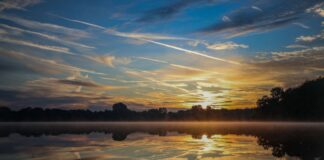 Goldener Herbst: Neue Woche startet mit milden 23 Grad Sonnenaufgang bei sehr mildem Herbstwetter an der Sechs-Seen-Platte in Duisburg.