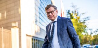 Wadephul würdigt Bas – keine Auswirkung auf Koalition Außenminister Johann Wadephul äußert sich vor Beratungen der CDU-Spitze vor der Parteizentrale in Berlin auch zum Rücktritt von SPD-Chefin und Arbeitsministerin Bärbel Bas.