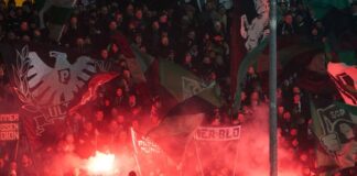 Elfjähriger bei Drittligapartie durch Pyrotechnik verletzt Fans von Preußen Münster zünden bengalische Feuer in der Kurve. (Archivbild)