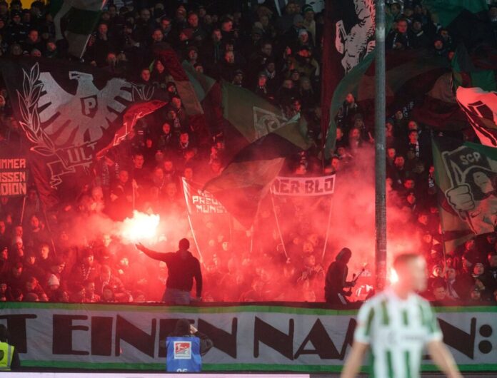 Pyrotechnik in der Kurve Fans von Preußen Münster zünden bengalische Feuer in der Kurve. (Archivbild)
