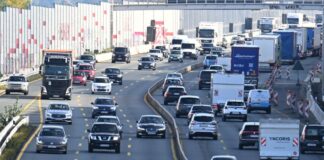 Hier gab es zum Ferienstart die längsten Staus in NRW Fahrzeuge fahren über die Autobahn 1 bei Köln.