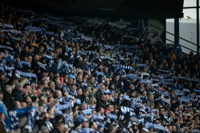 VfL Bochum - Karlsruher SC Die Ostkurve des Bochumer Ruhrstadions ist ein reiner Stehplatzbereich. (Archivbild)
