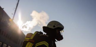Ein Toter bei Wohnungsbrand in Hochhaus 40 Feuerwehrleute waren im Einsatz. (Symbolbild)