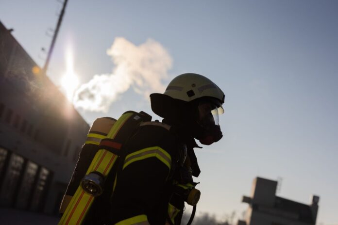 Feuerwehrmann in Atemschutzausrüstung 40 Feuerwehrleute waren im Einsatz. (Symbolbild)