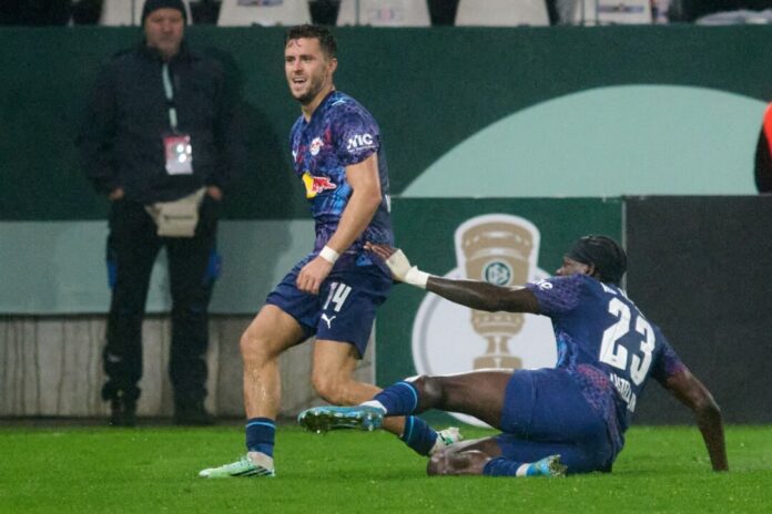 Rot-Weiss Essen - RB Leipzig Jubel über die Entscheidung: Torschütze Christoph Baumgartner (l) und Castello Lukeba.