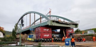 Brücke in Königswinter an endgültigen Standort transportiert Die neue Brücke wurde am Samstag erfolgreich in ihre Endposition eingeschoben.