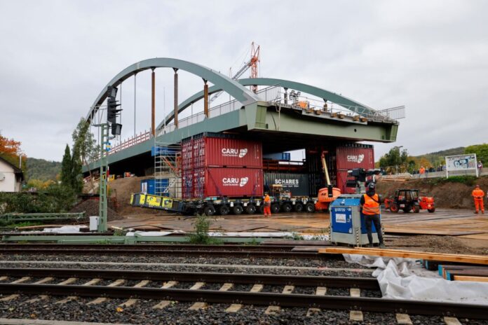 Einschub der neuen Stabbogenbrücke an der L193 in Königswinter Die neue Brücke wurde am Samstag erfolgreich in ihre Endposition eingeschoben.