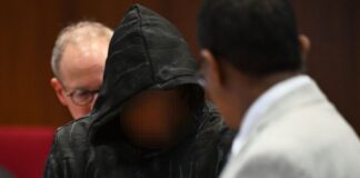Prozess um zerteilte Frau gestartet Der Angeklagte betrat den Gerichtssaal mit einer schwarzen Kapuze auf dem Kopf.
