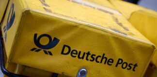 Bundesregierung streicht der Post einen Steuervorteil In dieser Post-Tasche ist eine große Menge an Briefen gelagert.