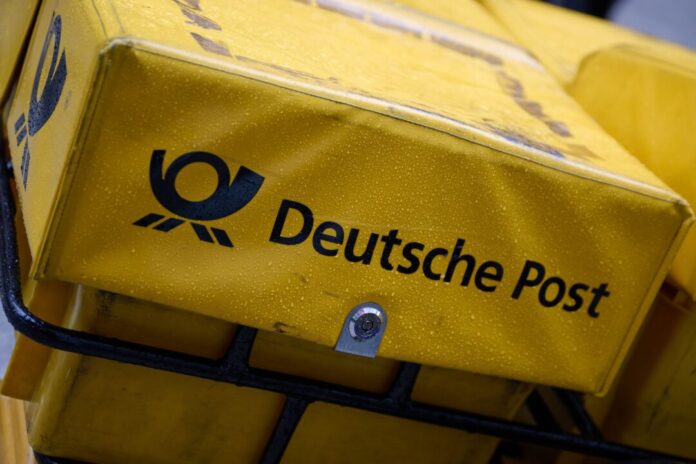 Briefporto und Briefversand In dieser Post-Tasche ist eine große Menge an Briefen gelagert.