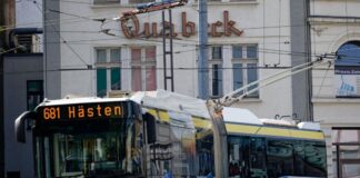 Solinger O-Bus droht Aus – Bleiben nur zwei Städte übrig? Ein Oberleitungsbus fährt durch die Innenstadt von Solingen. (Archivbild)