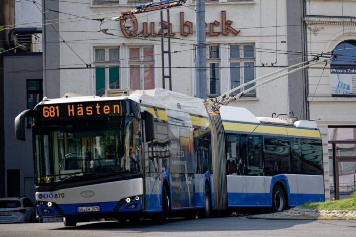Oberleitungsbus in Solingen Ein Oberleitungsbus fährt durch die Innenstadt von Solingen. (Archivbild)
