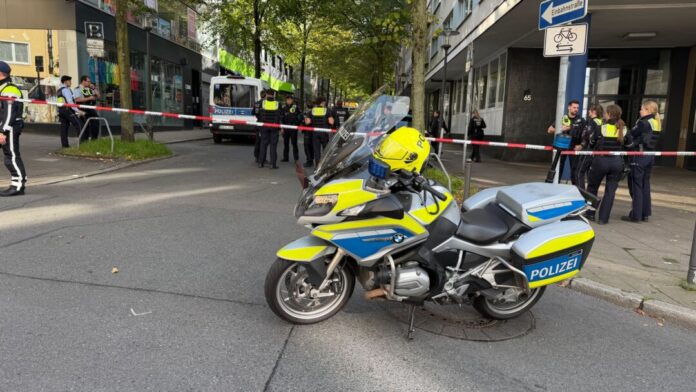 Zwei Männer verhelfen Häftling zur Flucht Die Polizei war rund um den Tatort im Großeinsatz.