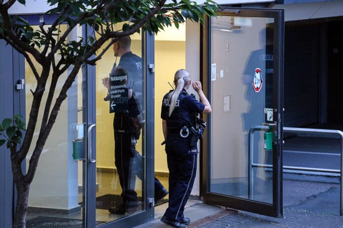 Unbekannte Frau nimmt Neugeborenes aus Krankenhaus mit Die Frau soll einen erst sieben Tage alten Jungen aus einem Patientenzimmer der Klinik mitgenommen haben. (Archivbild)