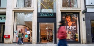 Douglas hält Samstag zwölf Filialen geschlossen Eine Filiale der Parfümeriekette Douglas an der Düsseldorfer Einkaufsmeile Kö. Ob auch sie am Samstag sicherheitshalber geschlossen bleibt, teilte das Unternehmen nicht mit.