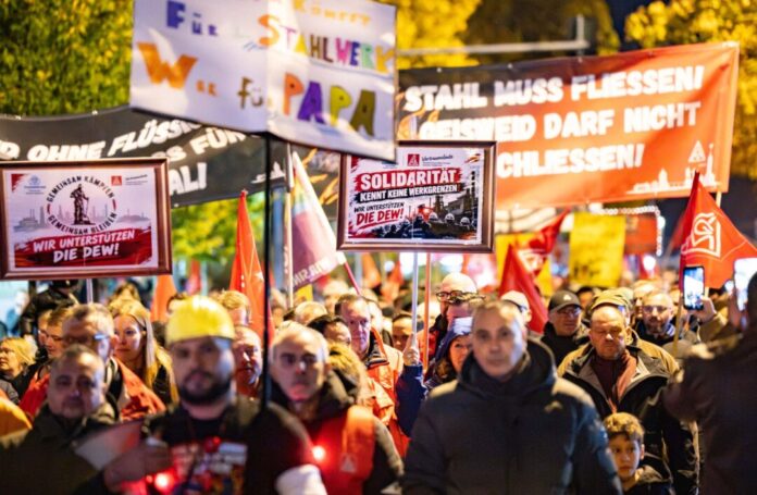 IG Metall demonstriert gegen Schließung von Stahlwerk Die Menschen bangen um Stahlarbeitsplätze