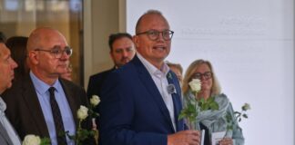 NRW-SPD-Fraktion protestiert mit weißen Rosen gegen AfD Ott forderte erneut ein AfD-Verbotsverfahren.