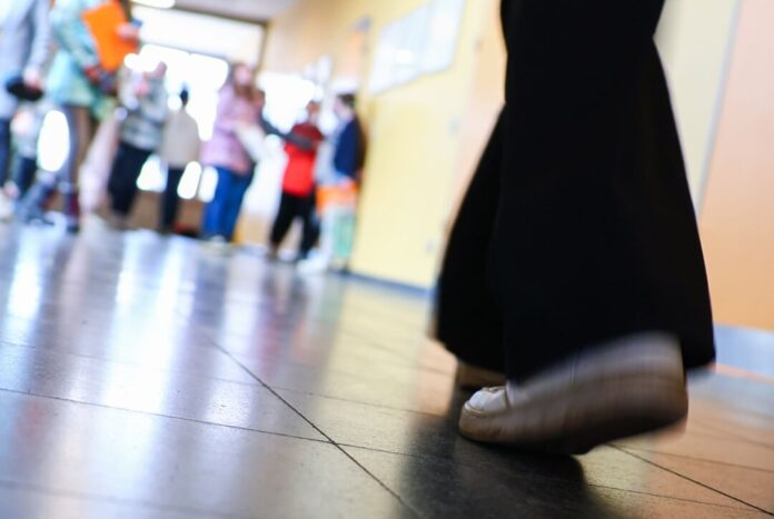 Illustration - Schule Der Anteil ausländischer Schülerinnen und Schüler ist in NRW gewachsen. (Symbolbild)