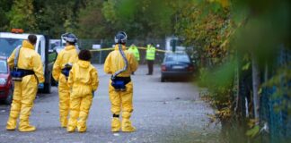 Ermittlungen nach Explosion in Bochumer Lagerhalle dauern an Nach einer Explosion in Bochum mussten Einsatzkräfte Schutzausrüstung tragen.
