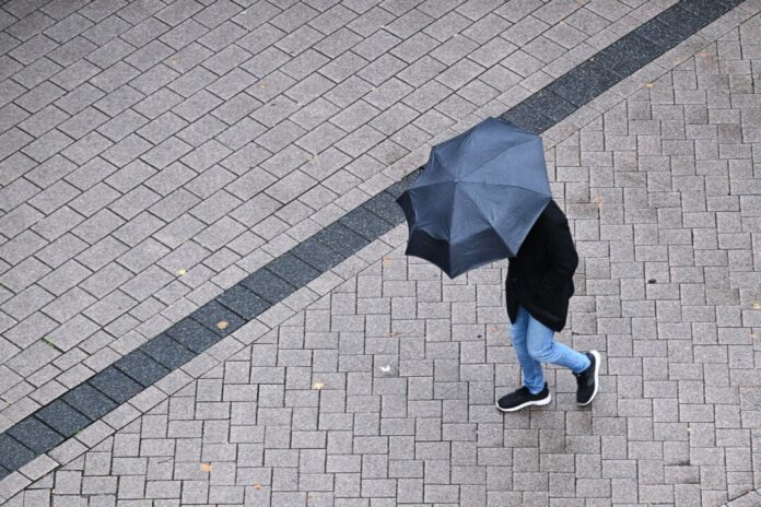 Herbstwetter in Nordrhein-Westfalen Am Wochenende erwartet die Menschen in NRW herbstliches Wetter, zum Teil mit Regenschauern und Gewittern. (Symbolbild)