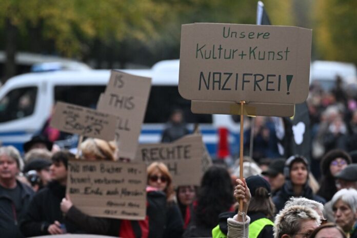 Proteste gegen Kultur-Rundgang der AfD Düsseldorf Gegen den AfD-Auftritt bildete die Kulturszene ein spontanes Bündnis.