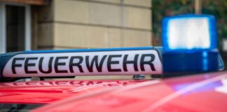 Zimmerbrand in Düsseldorf – Familie muss ins Krankenhaus Als die Feuerwehr eintraf, hatte die Familie schon die Wohnung verlassen. (Symbolbild)