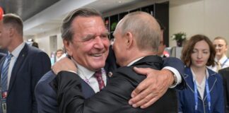Schröder feiert mit Putin – scharfe Kritik aus der SPD Nach Kreml-Angaben hatte Schröder mit Kremlchef Putin dessen 74. Geburtstag gefeiert. (Archivbild)