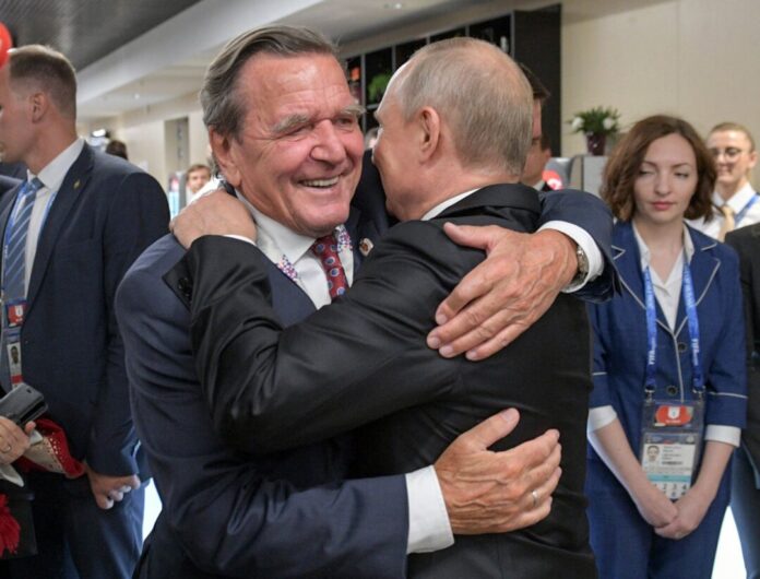 Gerhard Schröder und Wladimir Putin Nach Kreml-Angaben hatte Schröder mit Kremlchef Putin dessen 74. Geburtstag gefeiert. (Archivbild)