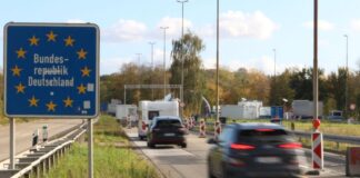 Rückreisewelle – Wann und wo es eng wird am Ferienende Autos fahren über den Grenzübergang der A4 bei Aachen in Richtung Deutschland.