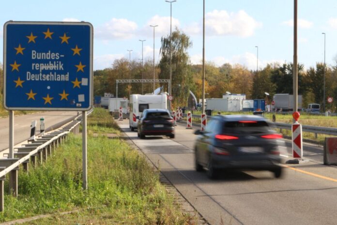 Rückreisewelle - Wo es eng wird zum Herbstferienende Autos fahren über den Grenzübergang der A4 bei Aachen in Richtung Deutschland.