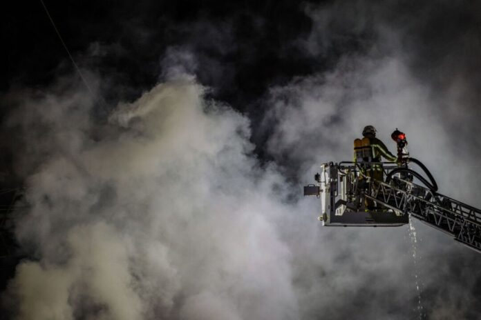 Brand einer Lagerhalle in Duisburg Wegen des starken Rauchs wurde die Bevölkerung informiert.
