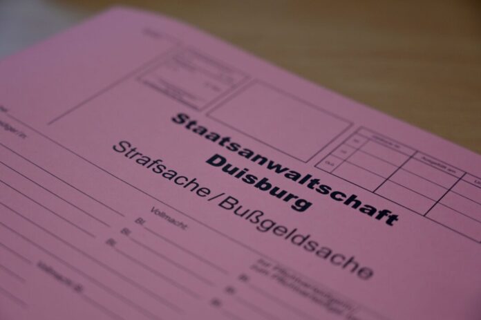 Eine Akte der Staatsanwaltschaft Duisburg Die Staatsanwaltschaft Duisburg hat Anklage gegen eine dauerkranke Lehrerin wegen Betrugsverdachts erhoben. (Symbolbild)