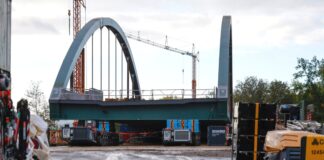 Neue Brücke wird in Königswinter über Gleise eingeschoben Die Arbeiten sind laut Straßen.NRW gut angelaufen.