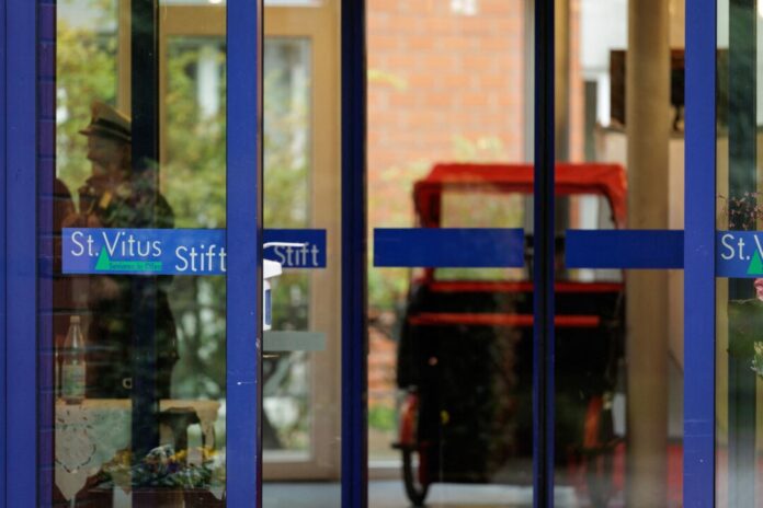 Zwei Frauen nach Angriff in Seniorenheim außer Lebensgefahr Nach dem Messerangriff auf drei Frauen in einem Seniorenheim im Münsterland sind eine 81- und eine 83-Jährige jetzt außer Lebensgefahr. (Archivbild)